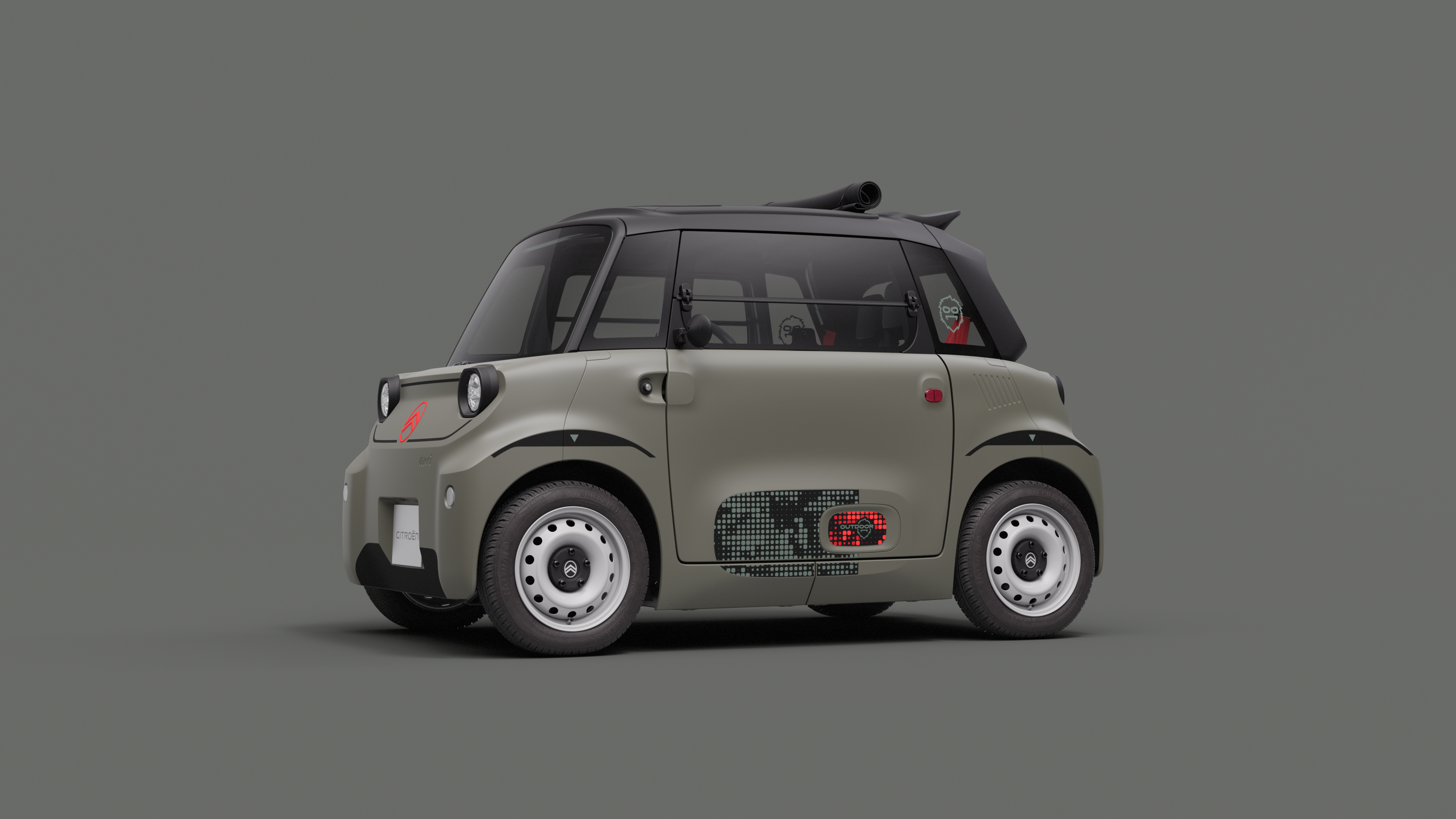 Vista laterale della Citroën Ami Outdoor con tetto aperto e adesivi specifici, una microcar elettrica compatta per la mobilità quotidiana