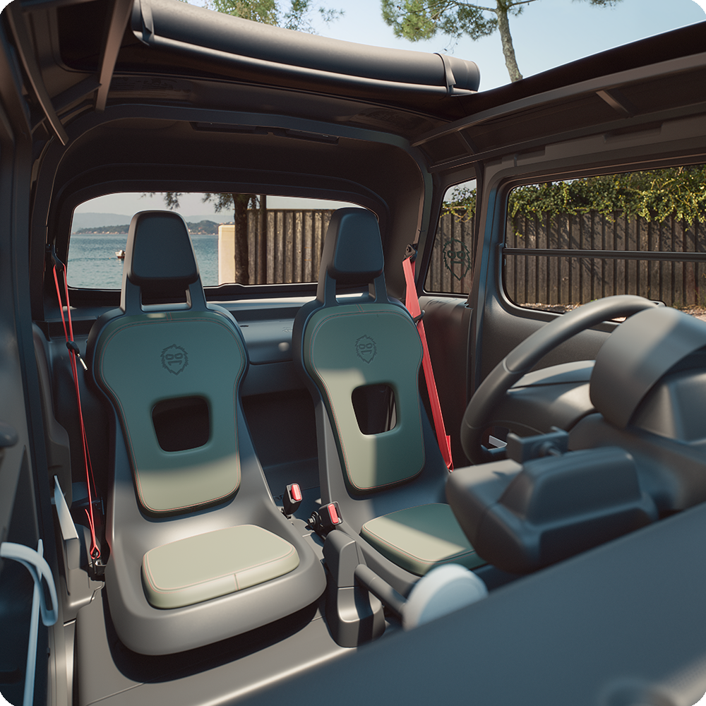 Vista frontale degli interni della Citroën Ami Outdoor con sedili, tetto aperto e cinture di sicurezza rosse, una microcar elettrica per le avventure all’aria aperta