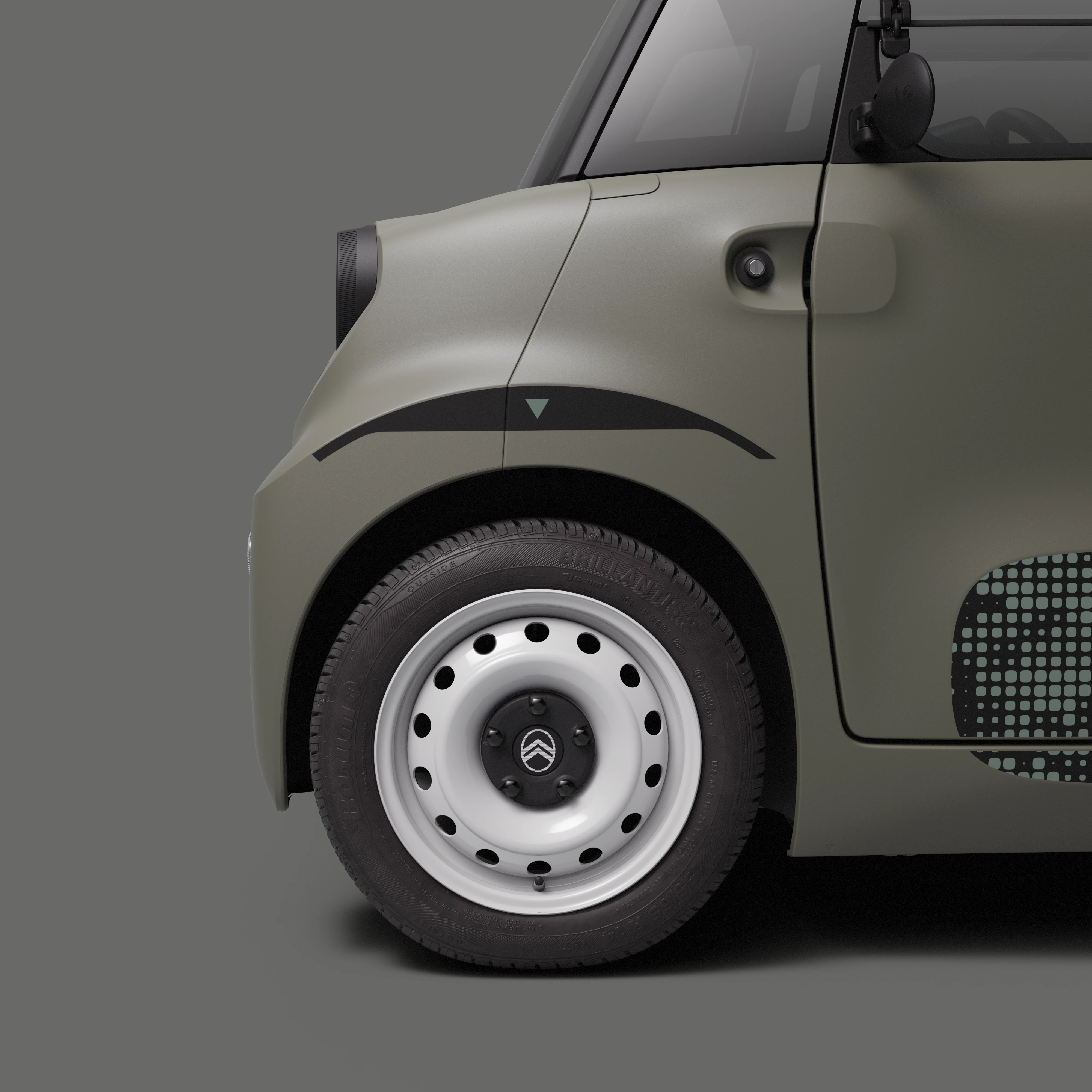 Primo piano della ruota della Citroën Ami Outdoor con cerchi in acciaio bianchi, una microcar elettrica compatta per la mobilità quotidiana